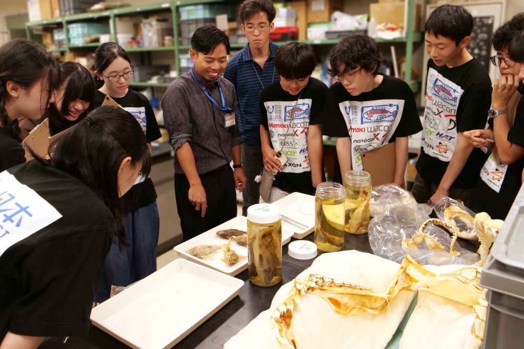様々な標本を見せてくださった和田学芸員と和田学芸員を囲む5期生たち