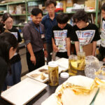 様々な標本を見せてくださった和田学芸員と和田学芸員を囲む5期生たち